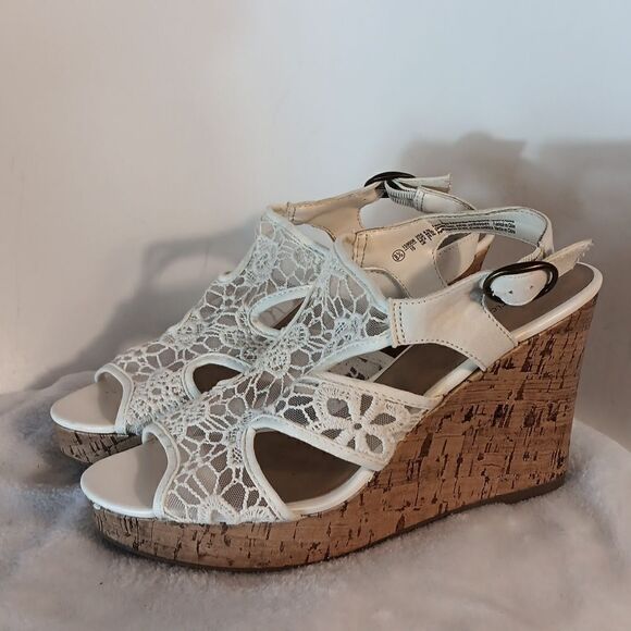 American Eagle Wedge White Lace Sandals - Picture 1 of 6